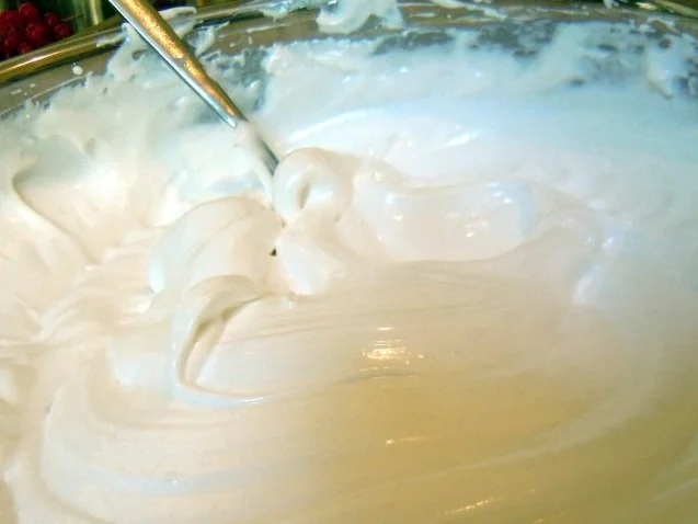 Rezept: White Cakes mit Lemon Curd und Frosting Bild Nr. 5 White Cakes mit Lemon Curd und Frosting - Rezept - Bild Nr. 5