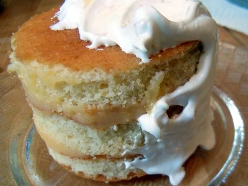 Rezept: White Cakes mit Lemon Curd und Frosting Bild Nr. 7 White Cakes mit Lemon Curd und Frosting - Rezept - Bild Nr. 7