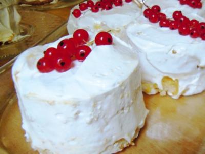 White Cakes mit Lemon Curd und Frosting - Rezept