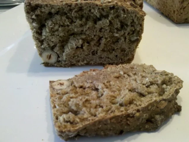 Rezept: Brot: 2. Versuch eines Vollkornbrotes mit Haselnüssen und Sesam Brot: 2. Versuch eines Vollkornbrotes mit Haselnüssen und Sesam - Rezept
