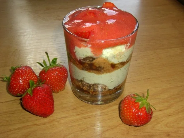 Tiramisu mit Basilikum-Mascarpone und Erdbeeren - Rezept