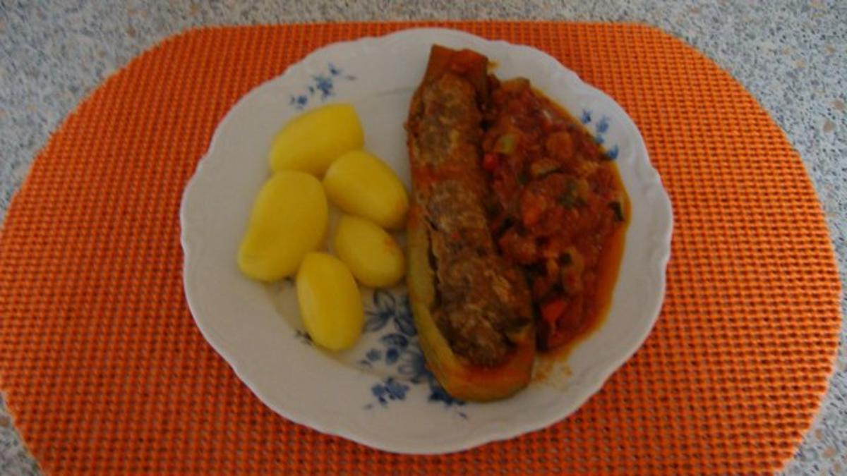 gefüllte Zucchini im Gemüsebeet - Rezept