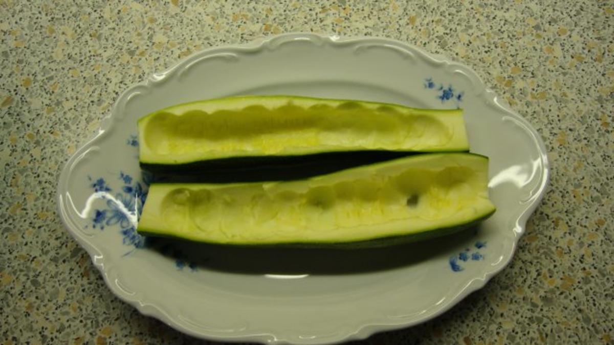 gefüllte Zucchini im Gemüsebeet - Rezept - Bild Nr. 2