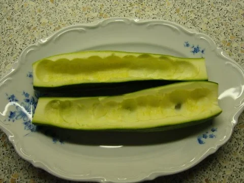 gefüllte Zucchini im Gemüsebeet - Rezept - Bild Nr. 2