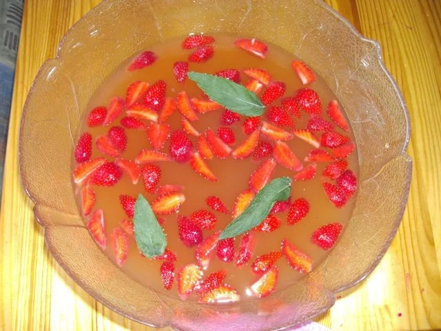 Minz - Erdbeer - Bowle - Rezept