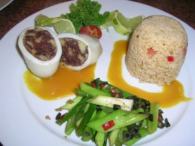 Calamari mit Blutwurstfülle,Tomaten-Couscous,Zwiebellauch-Zitronenmelisseragout - Rezept - Bild Nr. 3