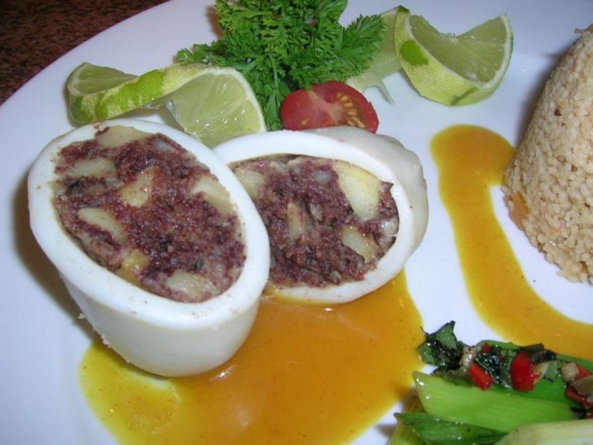Bilder für Calamari mit Blutwurstfülle,Tomaten-Couscous,Zwiebellauch-Zitronenmelisseragout - Rezept
