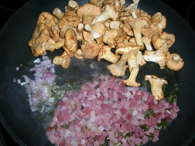 Kalbsroulade mit Pfifferlingfülle an Kartoffel-Ragout mit frischen Pfifferlingen - Rezept - Bild Nr. 8