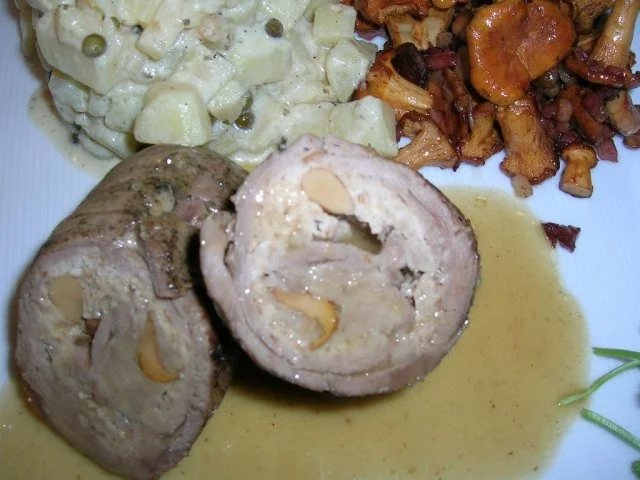 Kalbsroulade mit Pfifferlingfülle an Kartoffel-Ragout mit frischen Pfifferlingen - Rezept