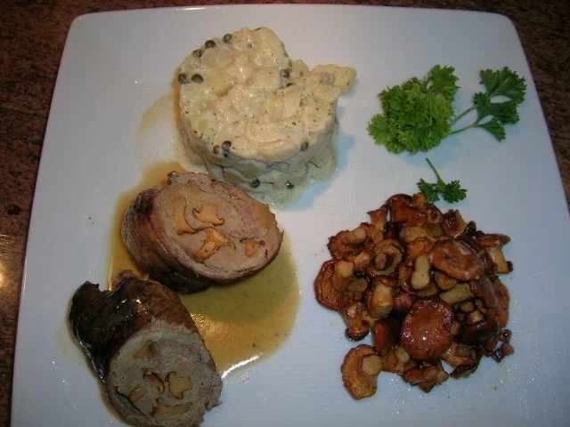 Kalbsroulade mit Pfifferlingfülle an Kartoffel-Ragout mit frischen Pfifferlingen - Rezept - Bild Nr. 2