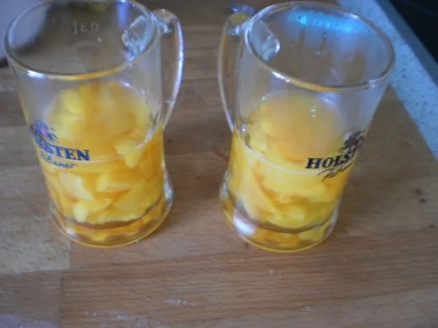 Rezept: Götterspeise-Bierchen mit Vanillinsoße Bild Nr. 2 Götterspeise-Bierchen mit Vanillinsoße - Rezept - Bild Nr. 2