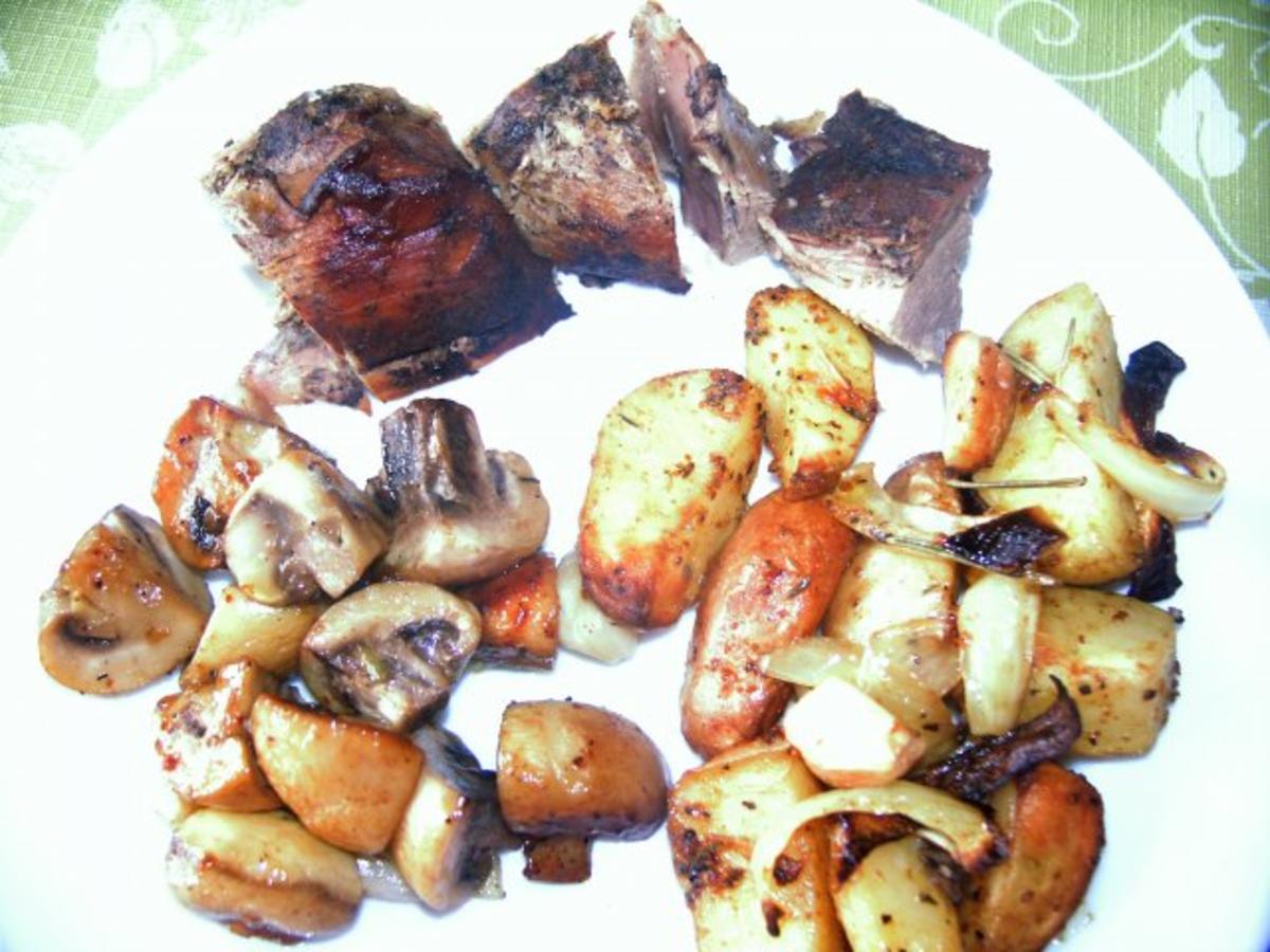 WILDSCHWEINKEULE AN  GEBACKENEN ROSMARIN - KARTOFFELN  MIT CHAMPIGNONS - Rezept