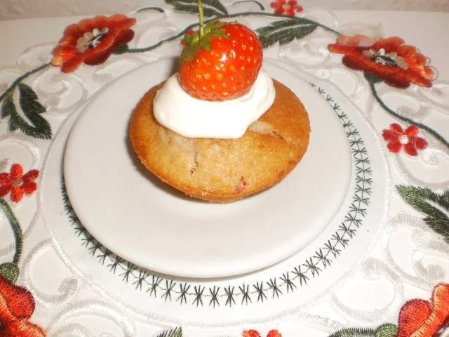 Rezept: Erdbeermuffins mit Sahne Erdbeermuffins mit Sahne - Rezept