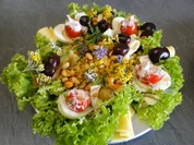 Leichter bunter sommerlicher Salat mit halbierten knusprigen Drillingen - Rezept
