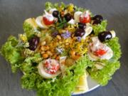 Leichter bunter sommerlicher Salat mit halbierten knusprigen Drillingen - Rezept