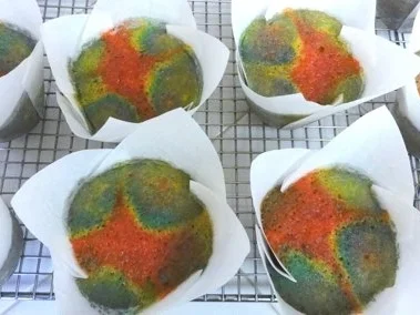 Rezept: Regenbogen Cupcakes Bild Nr. 6 Regenbogen Cupcakes - Rezept - Bild Nr. 6