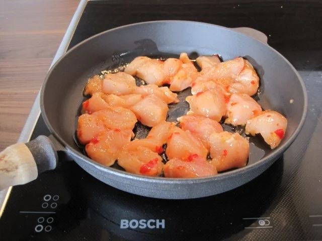 Rezept: Salat mit Hähnchenbrust süß-scharf und Mango Bild Nr. 8 Salat mit Hähnchenbrust süß-scharf und Mango - Rezept - Bild Nr. 8