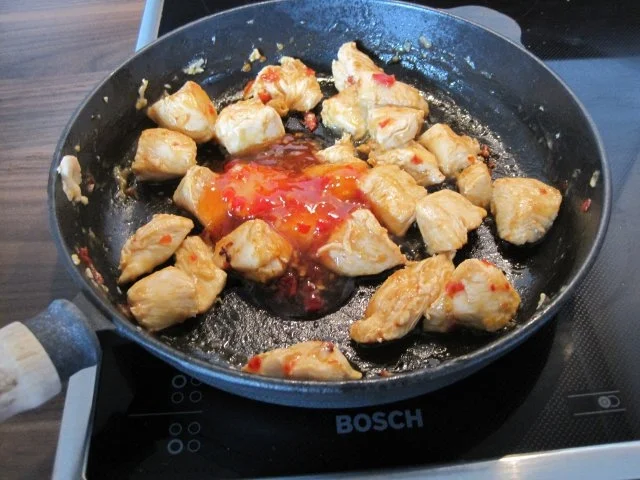 Rezept: Salat mit Hähnchenbrust süß-scharf und Mango Bild Nr. 9 Salat mit Hähnchenbrust süß-scharf und Mango - Rezept - Bild Nr. 9