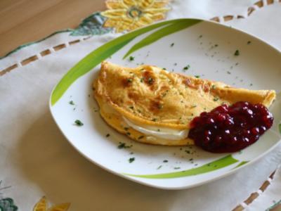 Rezept: Omelette mit Camembert gefüllt und Preiselbeeren Omelette mit Camembert gefüllt und Preiselbeeren - Rezept