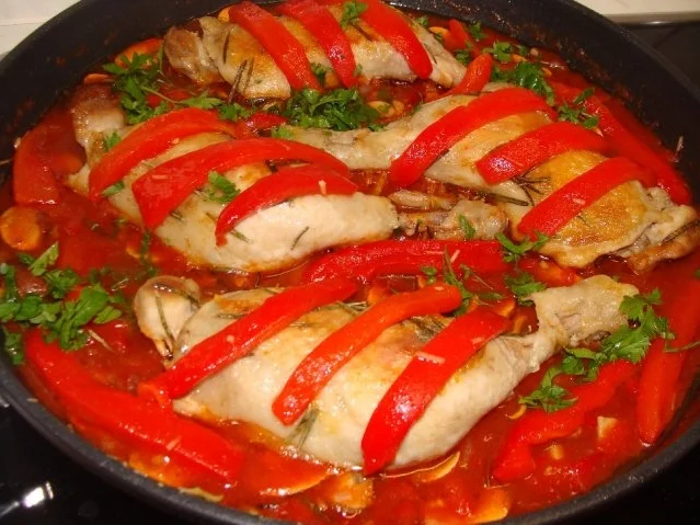 Hähnchenkeule mit Paprikastreifen - Rezept