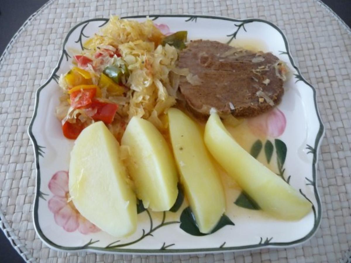 Bilder für Schwein : Schweinebraten mit buntem Sauerkraut - Rezept