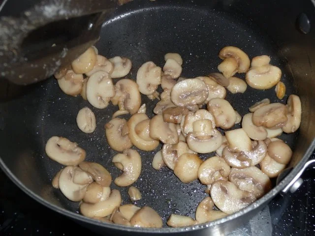 Rezept: Hähnchenbrust mit Champis und Spinat Bild Nr. 4 Hähnchenbrust mit Champis und Spinat - Rezept - Bild Nr. 4