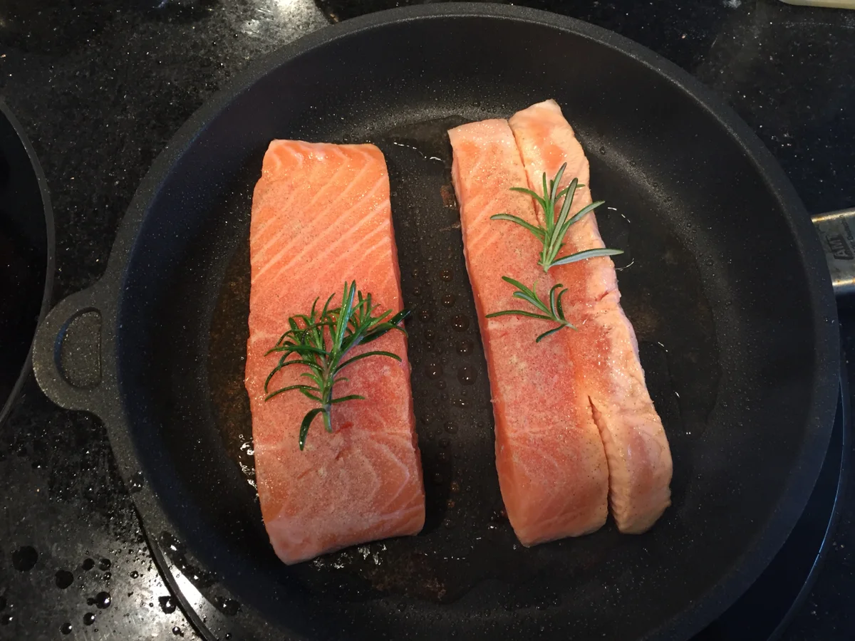 Fisch: Lachsfilet mit grünem Spargel  - Rezept - Bild Nr. 2990