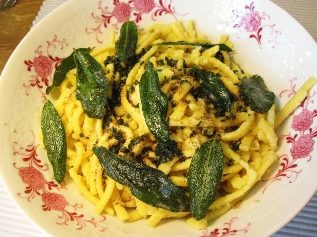 Rezept: Spätzle mit Knusper-Salbei ... Spätzle mit Knusper-Salbei ... - Rezept