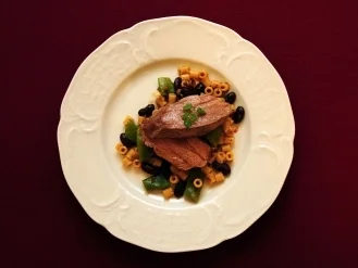 Rosa gebratenes Kalbsfilet auf Bohnengemüse und Nudeln (Susi Erdmann) - Rezept