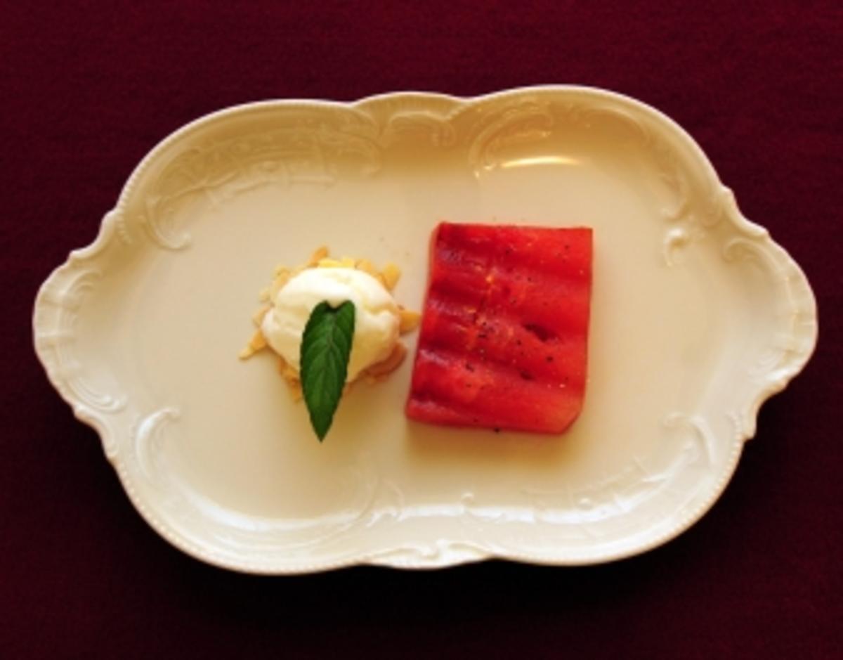 Gegrillte Melone mit schwarzem Pfeffer und Joghurteis (Susi Erdmann) - Rezept