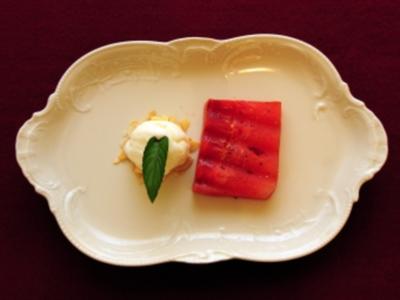 Rezept: Gegrillte Melone mit schwarzem Pfeffer und Joghurteis (Susi Erdmann) Gegrillte Melone mit schwarzem Pfeffer und Joghurteis (Susi Erdmann) - Rezept