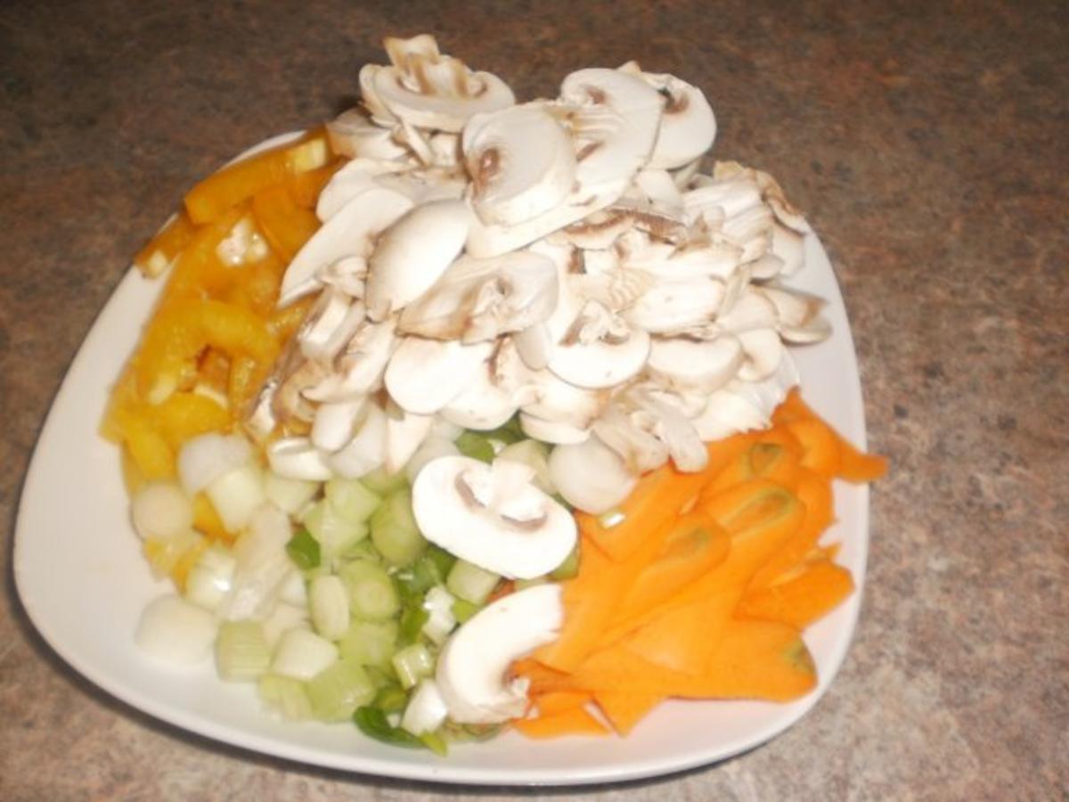 Knackige Gemüsepfanne mit gebackenen Fischstücken - Rezept - Bild Nr. 5