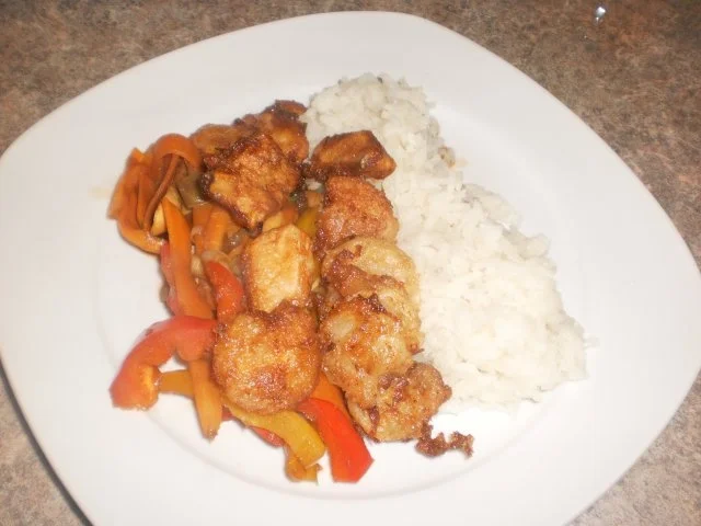 Rezept: Knackige Gemüsepfanne mit gebackenen Fischstücken Knackige Gemüsepfanne mit gebackenen Fischstücken - Rezept