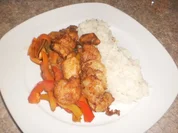 Knackige Gemüsepfanne mit gebackenen Fischstücken - Rezept