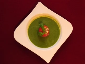 Basilikumschaumsuppe mit Tomate und Mozzarella (Lisa Fitz) - Rezept