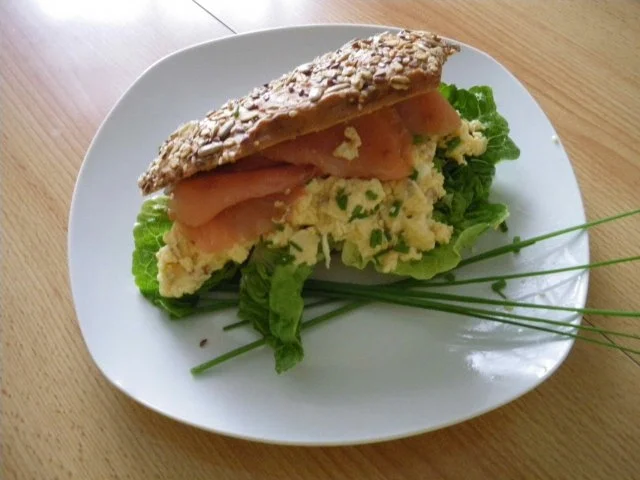 Rezept: Sandwiches mit Rührei und Räucherlachs Sandwiches mit Rührei und Räucherlachs - Rezept