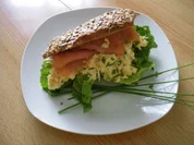 Sandwiches mit Rührei und Räucherlachs - Rezept