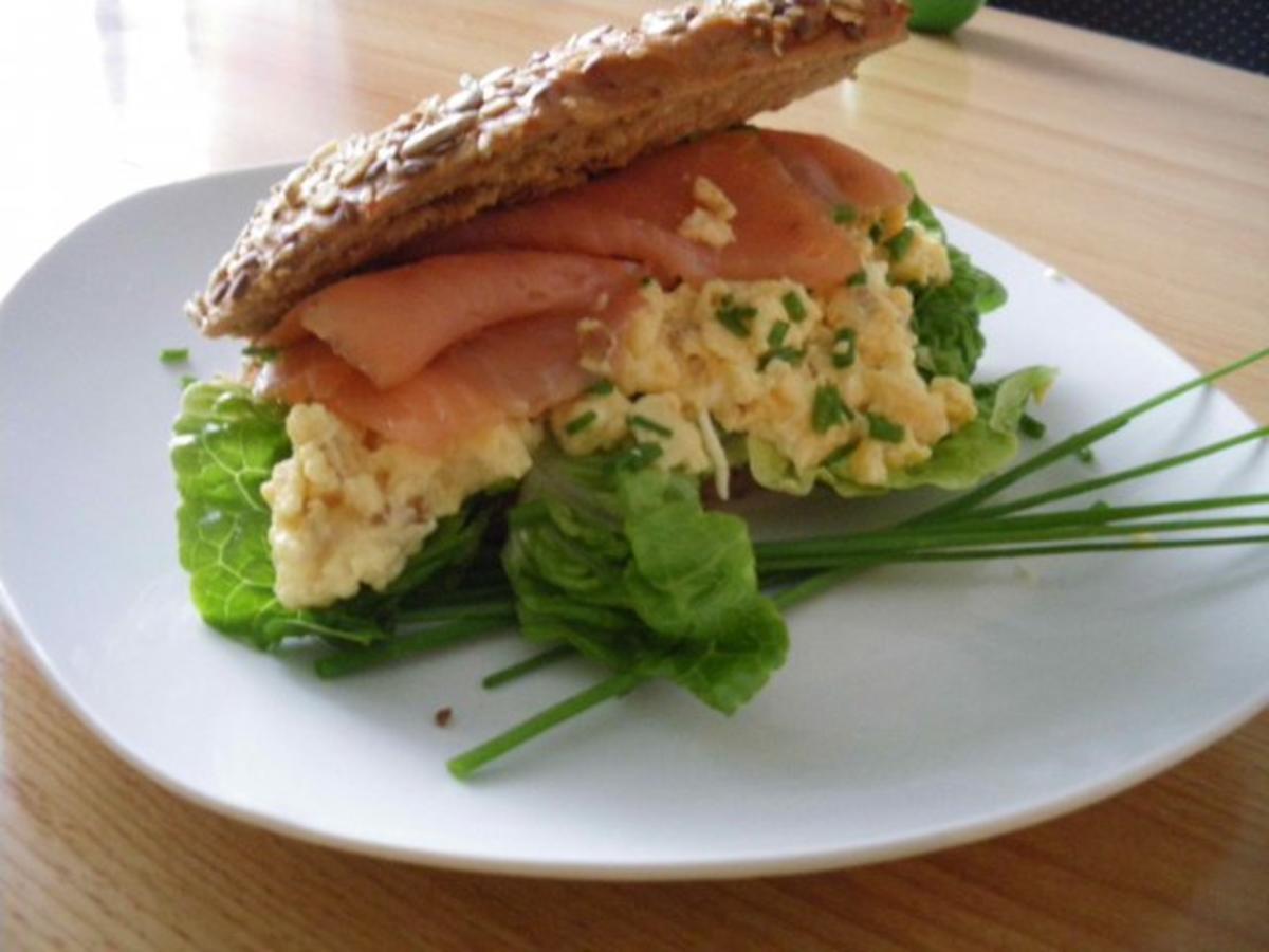 Sandwiches mit Rührei und Räucherlachs - Rezept - Bild Nr. 2