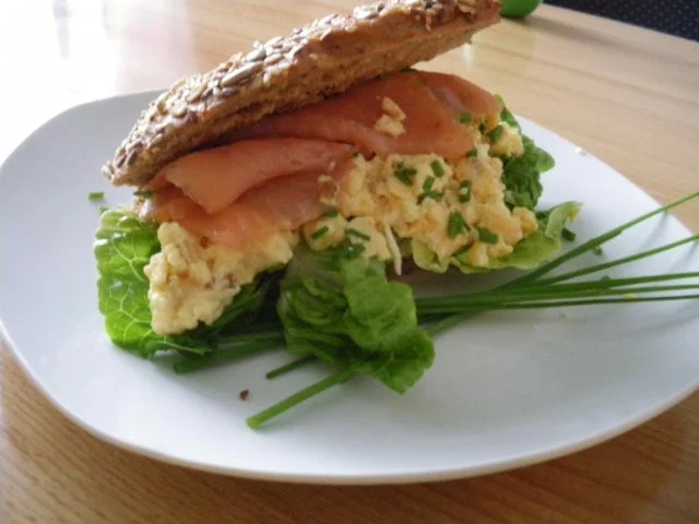Rezept: Sandwiches mit Rührei und Räucherlachs Bild Nr. 2 Sandwiches mit Rührei und Räucherlachs - Rezept - Bild Nr. 2