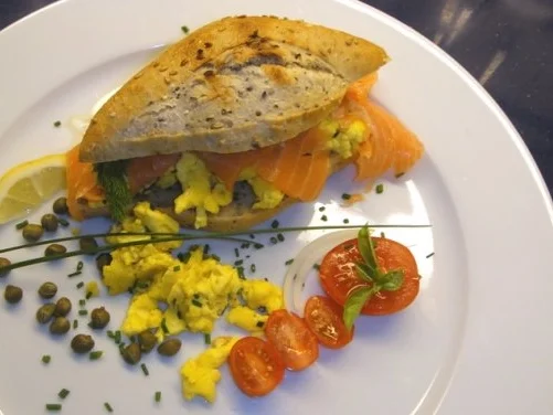 Rezept: Sandwiches mit Rührei und Räucherlachs Bild Nr. 3 Sandwiches mit Rührei und Räucherlachs - Rezept - Bild Nr. 3