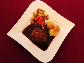 Steirischer Alm-Ochse auf Artischocken-Ragout mit Kartoffelklößchen (Lisa Fitz) - Rezept