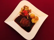 Steirischer Alm-Ochse auf Artischocken-Ragout mit Kartoffelklößchen (Lisa Fitz) - Rezept