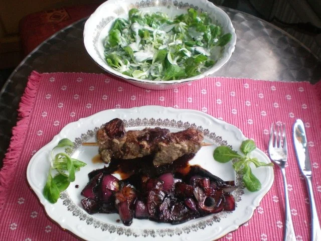 Lammspieße mit Balsamico-Zwiebeln - Rezept