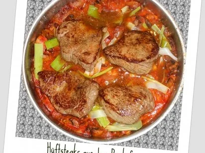 Hüftsteaks aus dem Backofen, mit geschmorten Gemüse, Kartoffeln und Paprikasoße - Rezept