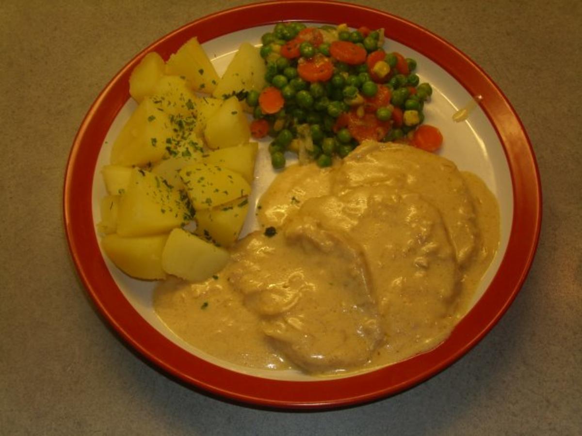 Bilder für Minutensteaks in saurer Zwiebelsahnesosse Buttergemüse und Salzkartoffeln - Rezept