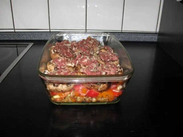 Rezept: gefüllte Champignos auf Parika-Zucchinigemüse mit Mozzarella überbacken gefüllte Champignos auf Parika-Zucchinigemüse mit Mozzarella überbacken - Rezept