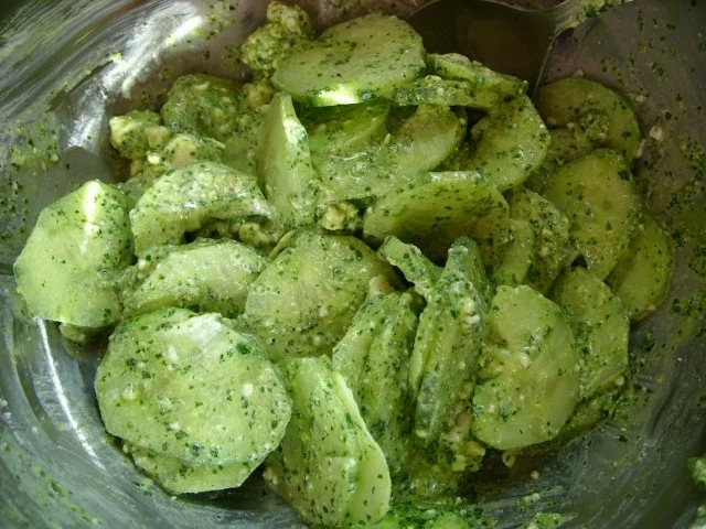 Rezept: Gurkensalat mit Petersilien-Pesto Gurkensalat mit Petersilien-Pesto - Rezept