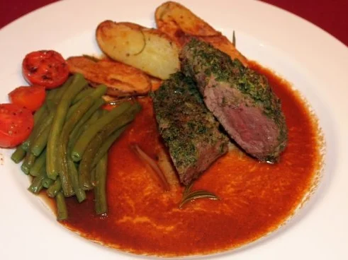 Lammlachse mit Kräuterkruste, grünen Bohnen und Rosmarinkartoffeln - Rezept