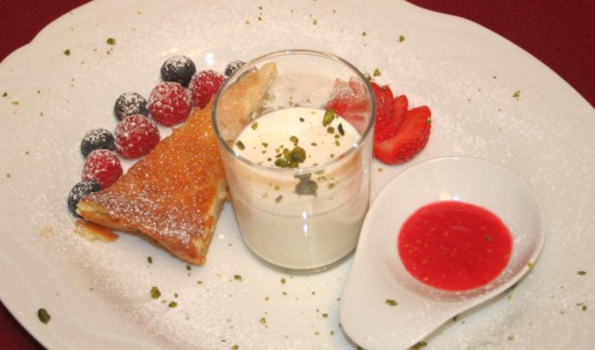 Waldmeister-Panna-Cotta und Limonen-Tarte mit frischen Beeren - Rezept ... Waldmeister-Panna-Cotta und Limonen-Tarte mit frischen Beeren - Rezept ...