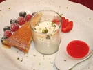 Waldmeister-Panna-Cotta und Limonen-Tarte mit frischen Beeren - Rezept